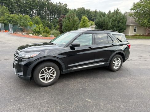 Used 2025 Ford Explorer Active AWD/4WD image 1