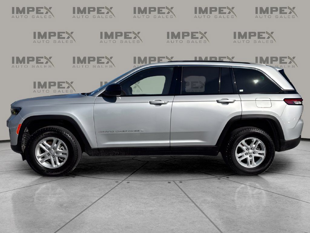Used 2024 Jeep Grand Cherokee Laredo RWD image 2