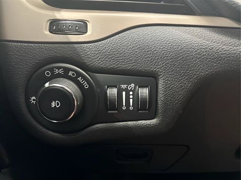 Used 2016 Jeep Cherokee Latitude AWD/4WD image 19