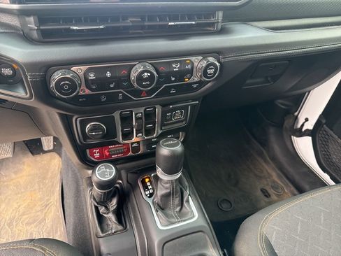 Used 2024 Jeep Gladiator Mojave w/ Convenience Group AWD/4WD image 15