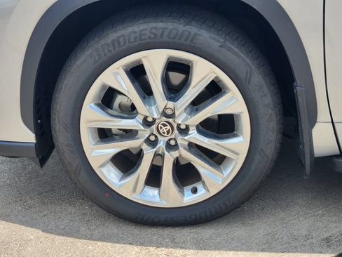 Certified 2025 Toyota Highlander Limited AWD/4WD image 10