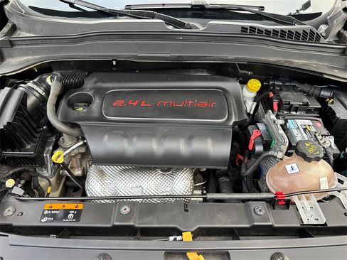 Used 2016 Jeep Renegade 75th Anniversary image 9