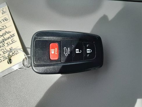 Used 2021 Toyota Highlander XLE AWD/4WD image 10