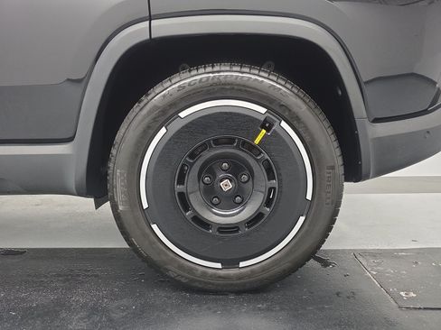 Used 2025 Rivian R1S Adventure Dual AWD/4WD image 10