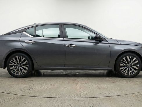 Used 2025 Nissan Altima 2.5 SV image 11