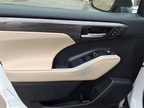 Used 2023 Toyota Highlander Limited image 15