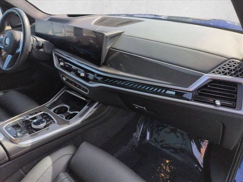 Used 2025 BMW X7 M60i image 25