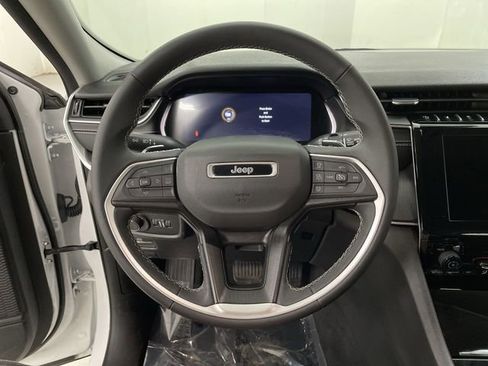 Used 2024 Jeep Grand Cherokee Laredo image 29