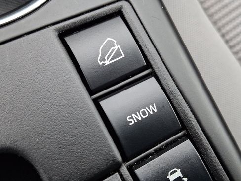 Used 2024 Toyota Highlander LE AWD/4WD image 26