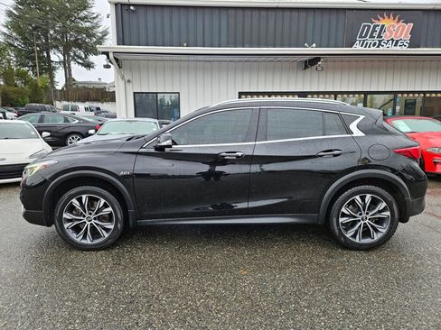Used 2017 INFINITI QX30 Premium w/ Cargo Package image 11