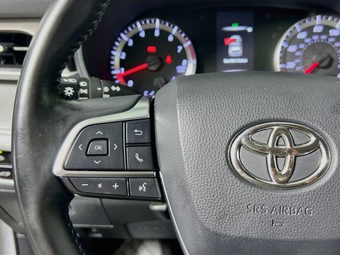 Used 2021 Toyota Highlander LE FWD image 18
