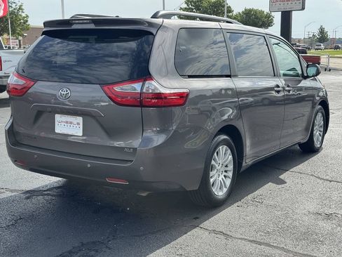 Used 2017 Toyota Sienna FWD image 6