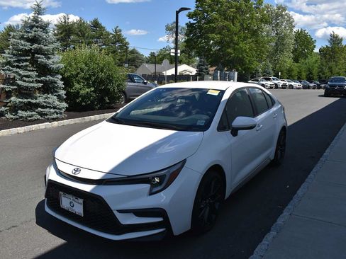 Used 2024 Toyota Corolla SE FWD image 3