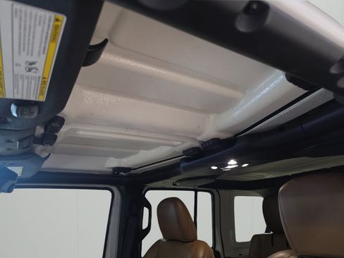 Used 2023 Jeep Wrangler Unlimited Sahara AWD/4WD image 30
