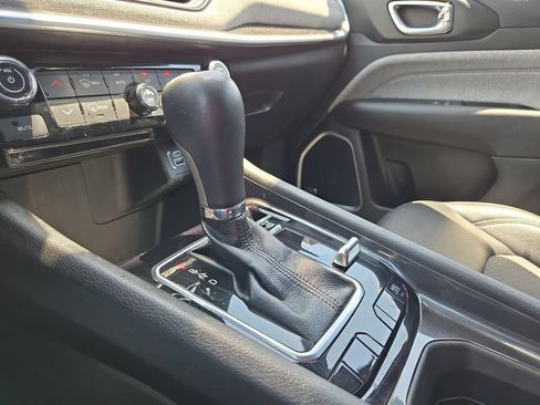 Used 2025 Jeep Compass Latitude w/ Sun & Sound Group AWD/4WD image 19