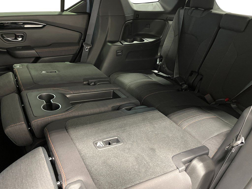 Used 2025 Honda Pilot Sport image 26