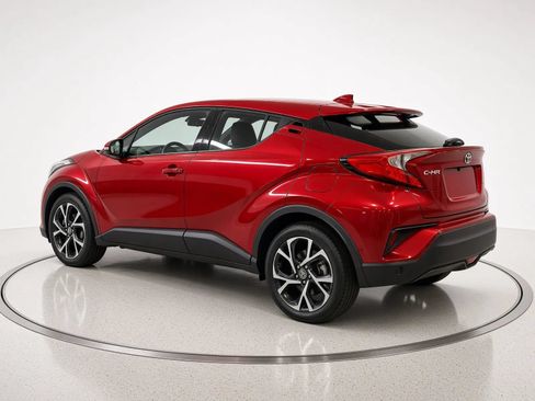 Used 2018 Toyota C-HR XLE FWD image 3