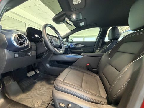 Used 2025 Chevrolet Equinox EV LT w/ Convenience Package II FWD image 2