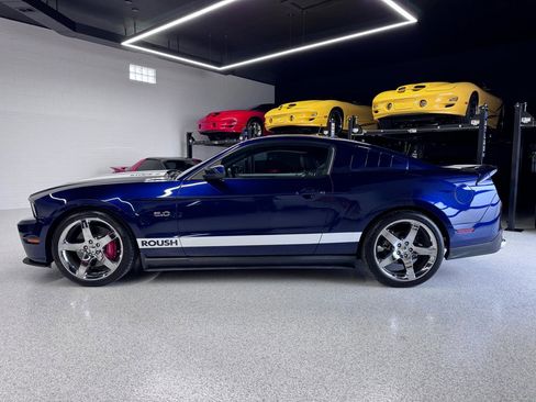 Used 2011 Ford Mustang GT Premium RWD image 2