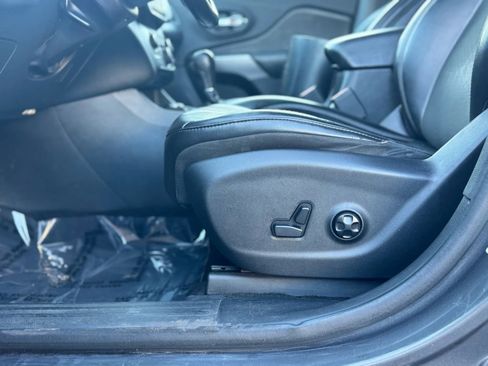 Used 2019 Jeep Cherokee Latitude Plus image 8