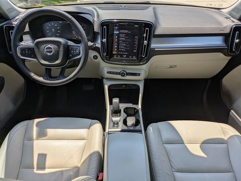 Certified 2022 Volvo XC40 T4 Momentum FWD image 15