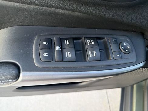 Used 2019 Jeep Cherokee Latitude Plus w/ Comfort/Convenience Group FWD image 10