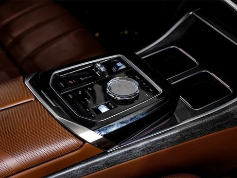 Used 2023 BMW 760i xDrive w/ Executive Package image 21