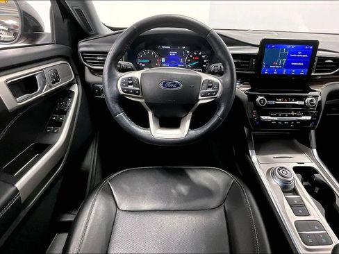 Used 2022 Ford Explorer Limited w/ Equipment Group 301A RWD image 6