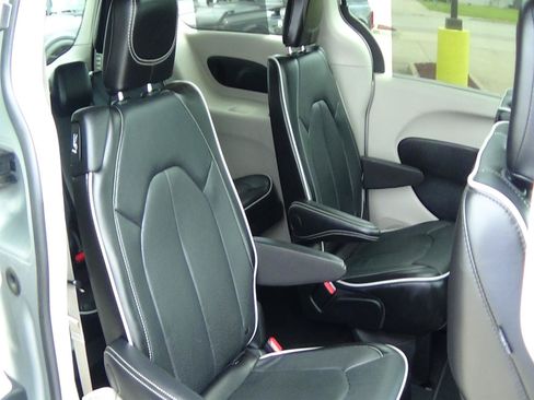 Certified 2024 Chrysler Pacifica Limited AWD/4WD image 13