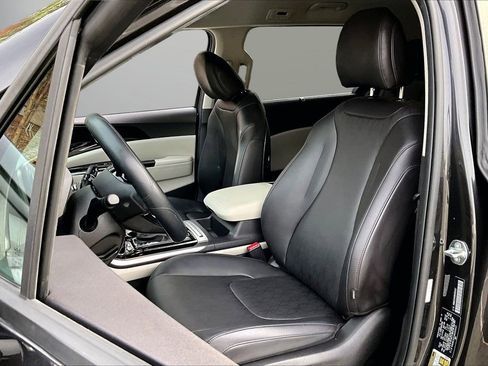 Used 2024 Kia Carnival EX image 21