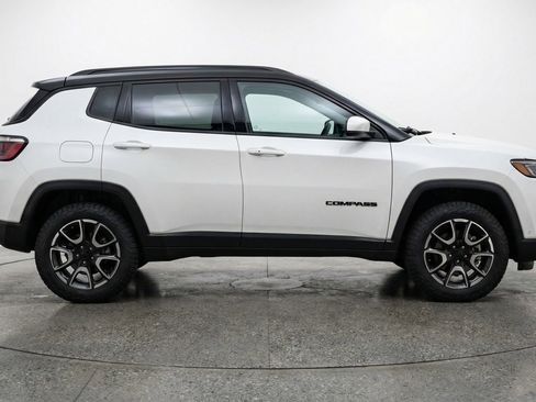 Used 2025 Jeep Compass Trailhawk AWD/4WD image 11