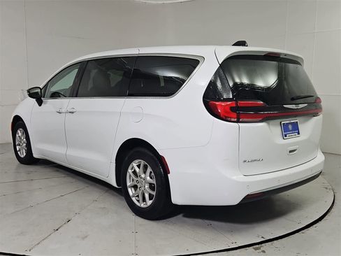 Used 2024 Chrysler Pacifica Touring-L image 4