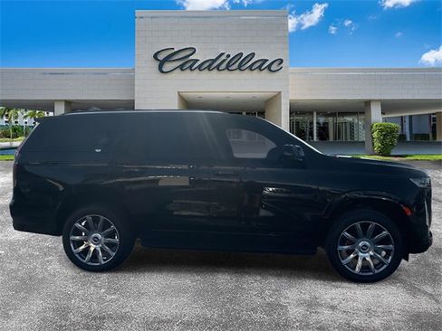 Certified 2023 Cadillac Escalade Premium Luxury Platinum w/ Heavy-Duty Trailer Package image 10