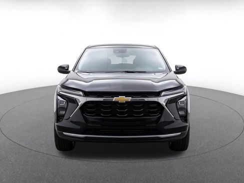 Used 2025 Chevrolet Trax LT FWD image 2