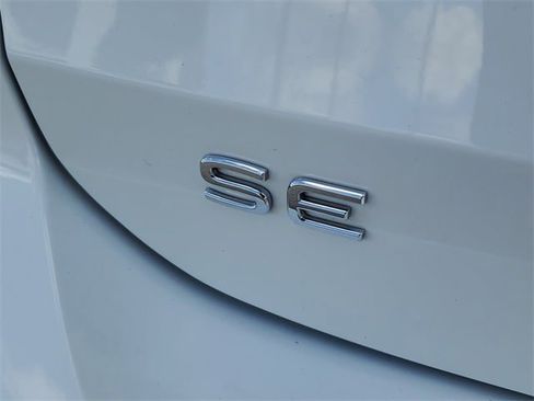 Certified 2025 Volkswagen Taos SE w/ Panoramic Sunroof Package image 6