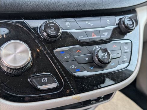 Used 2020 Chrysler Pacifica Touring-L FWD image 11