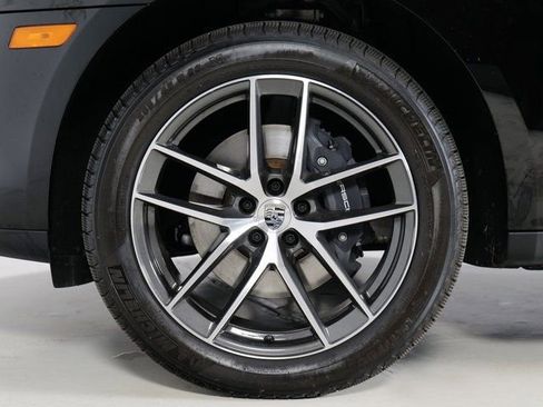 Certified 2025 Porsche Macan AWD/4WD image 34