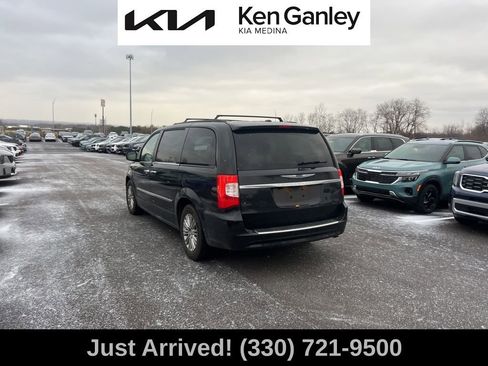 Used 2016 Chrysler Town & Country Touring w/ Driver Convenience Group image 7