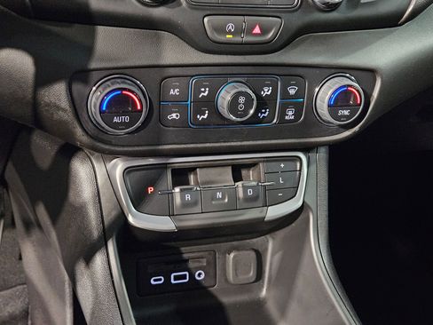 Used 2024 GMC Terrain SLT image 30