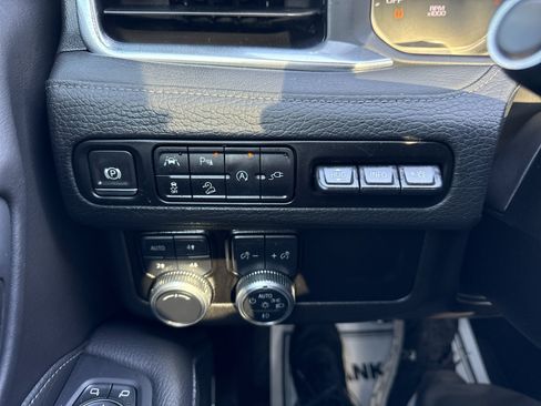Used 2021 GMC Yukon Denali w/ Denali Premium Package AWD/4WD image 26