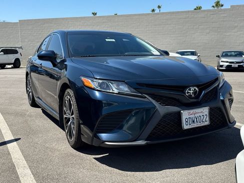 Used 2018 Toyota Camry SE FWD image 2