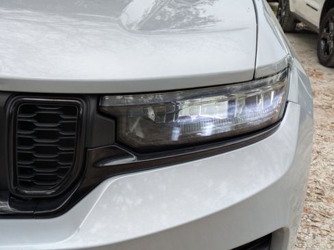 Used 2024 Jeep Grand Cherokee Altitude image 9