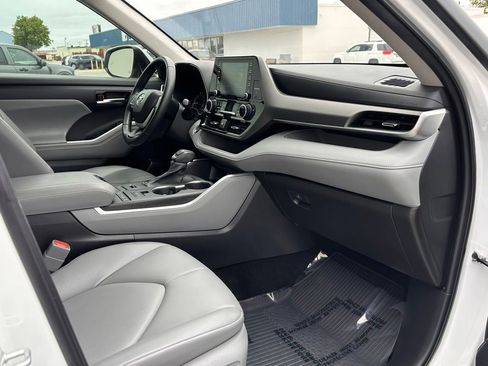 Used 2022 Toyota Highlander XLE AWD/4WD image 18