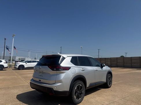 Certified 2025 Nissan Rogue SV FWD image 18