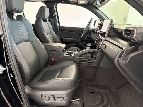 Used 2025 Toyota 4Runner Limited AWD/4WD image 24