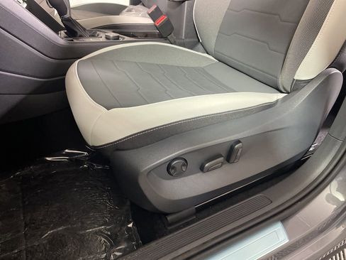 New 2026 Volkswagen Taos SE image 11