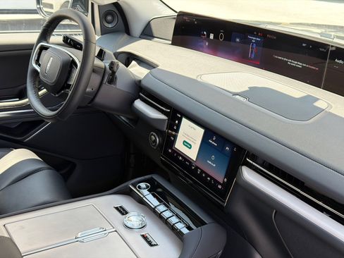 New 2027 Lincoln Navigator Premiere AWD/4WD image 11