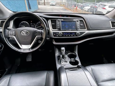 Used 2017 Toyota Highlander XLE AWD/4WD image 16