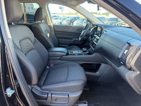 Used 2025 Nissan Pathfinder SV AWD/4WD image 24