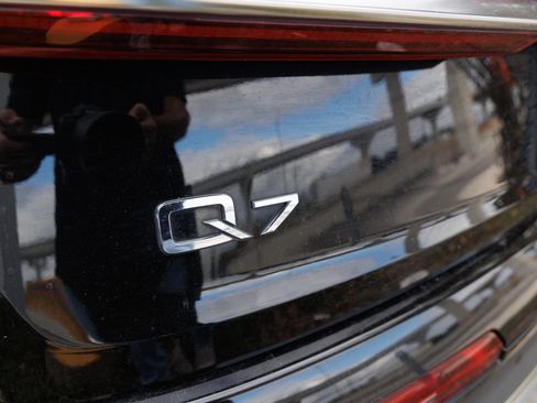 Used 2023 Audi Q7 Premium w/ Convenience Package image 11